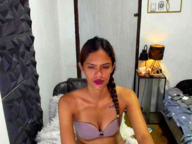 Rochellebones Live Webcam on BongaCams