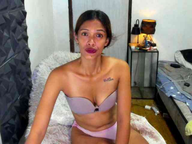 Rochellebones Live Webcam on BongaCams