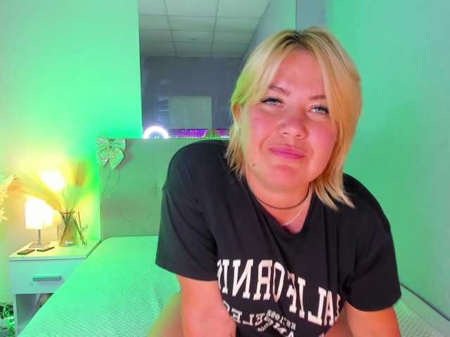 CurlyDream live cam on BongaCams