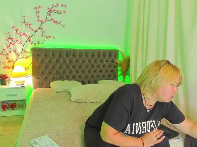 CurlyDream live cam on BongaCams
