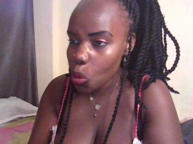 le modèle NewBird est en webcam porno dans un show sur le site bongacams, il possède les tags suivants: Ebony,Brunette,Shaved