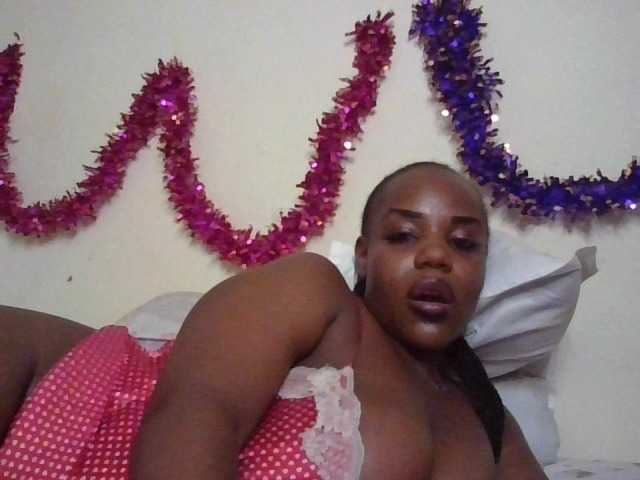 le modèle NewBird est en webcam porno dans un show sur le site bongacams, il possède les tags suivants: Ebony,Brunette,Shaved