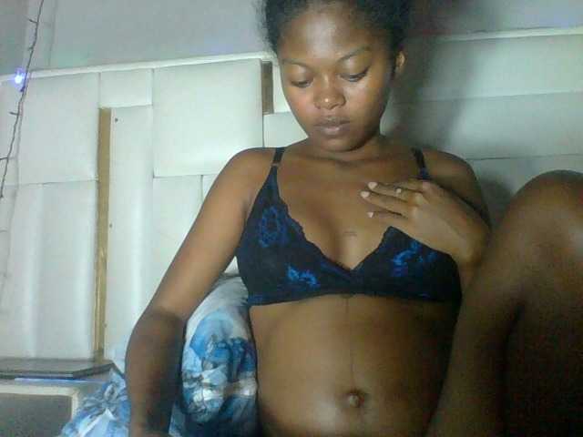 Laluna2 live cam on BongaCams