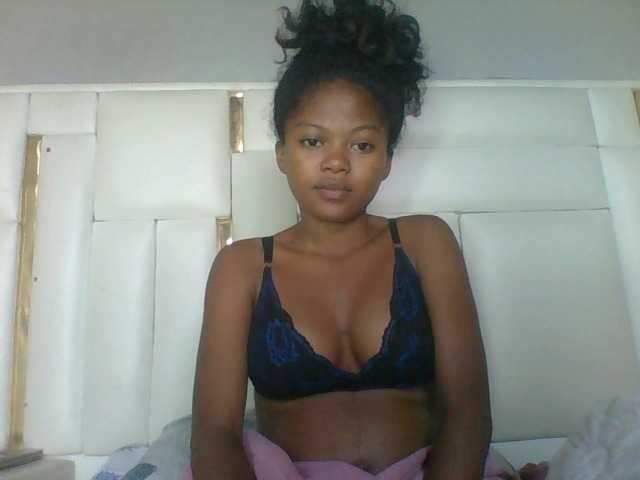 Laluna2 live cam on BongaCams
