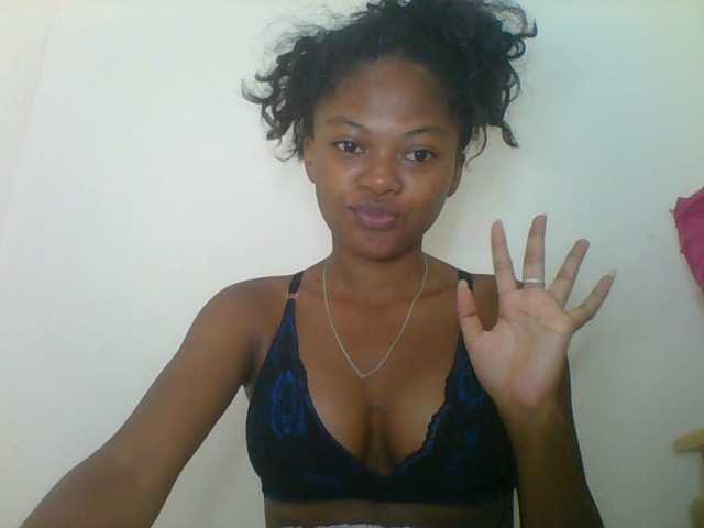 Laluna2's BongaCams show and profile