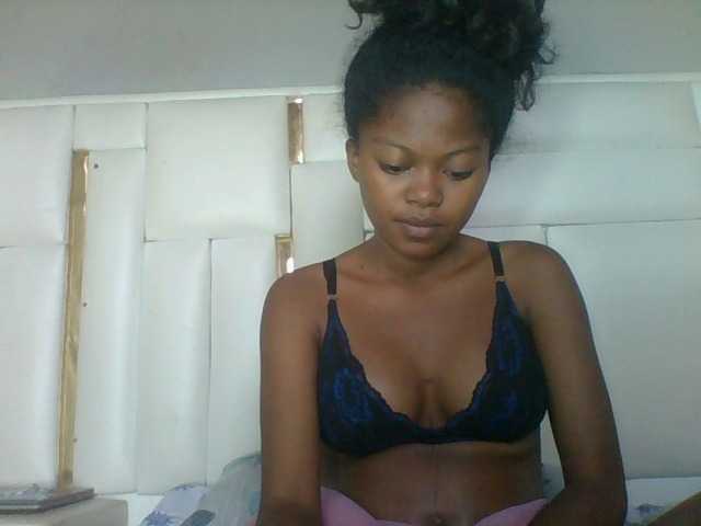 Laluna2 live cam on BongaCams