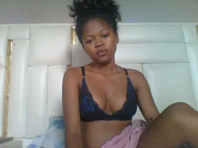 Laluna2 live cam on BongaCams