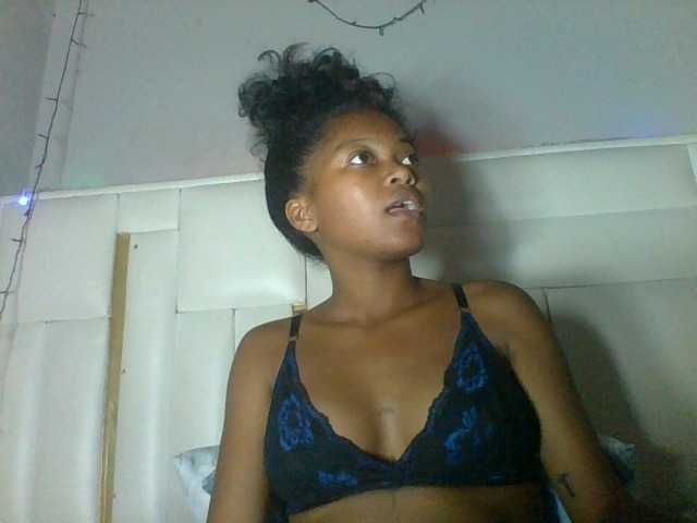 Laluna2 live cam on BongaCams