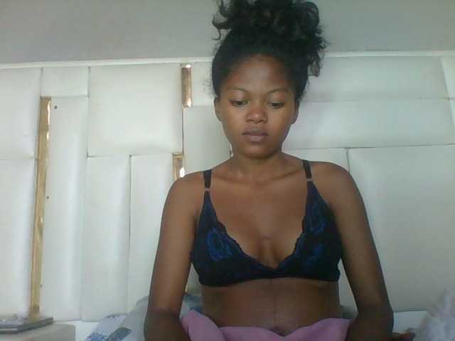 Laluna2 live cam on BongaCams