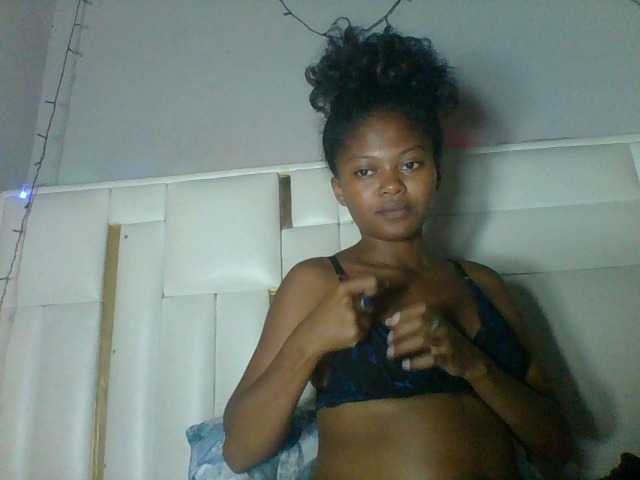 Laluna2 live cam on BongaCams