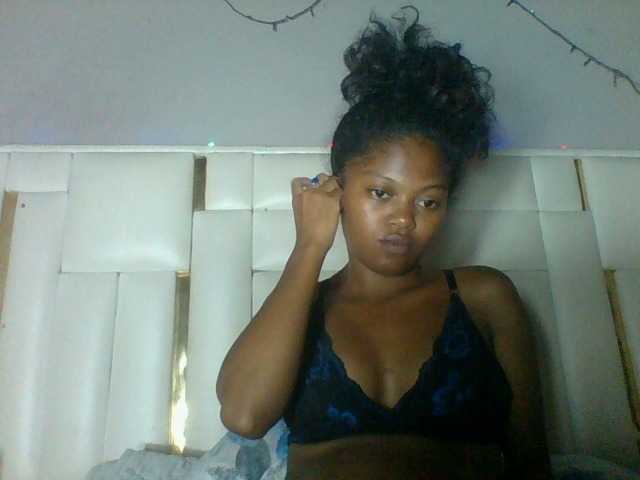 Laluna2 live cam on BongaCams