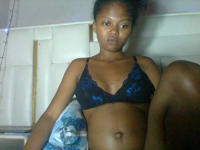 Laluna2 live cam on BongaCams
