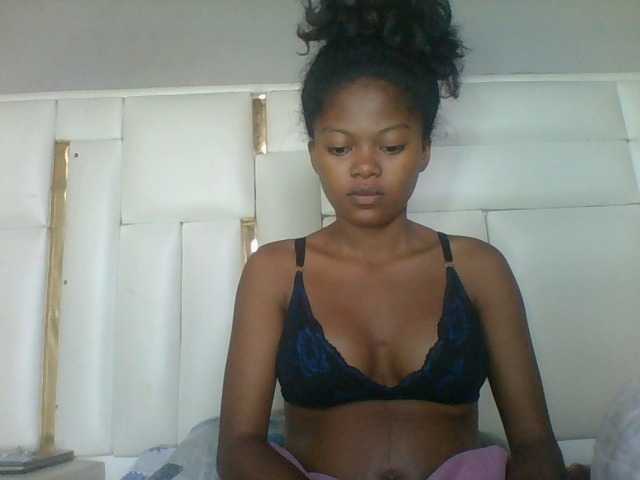 Laluna2 live cam on BongaCams
