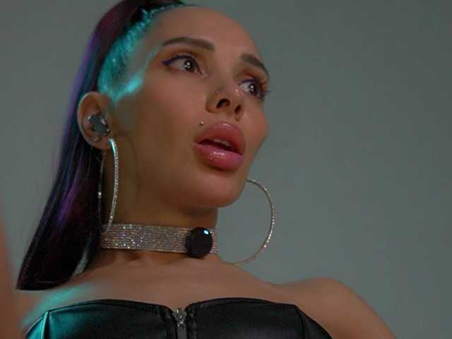go to chat with MilaMistressX