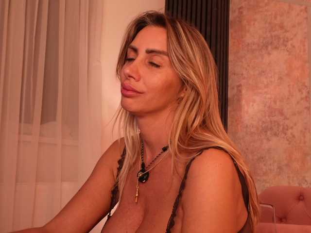 angell-wow live cam on BongaCams