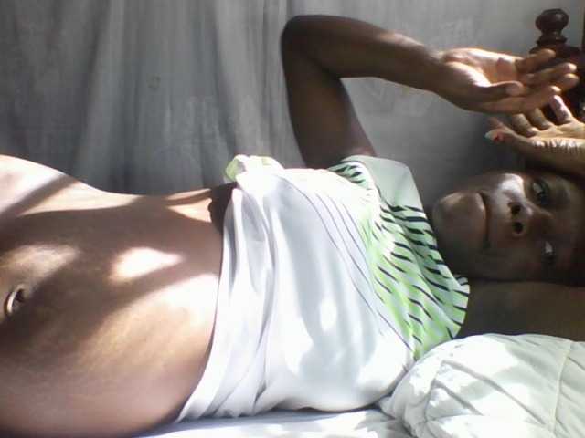 african-pussy1 live cam on BongaCams