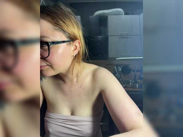 Emma4coy live cam on BongaCams