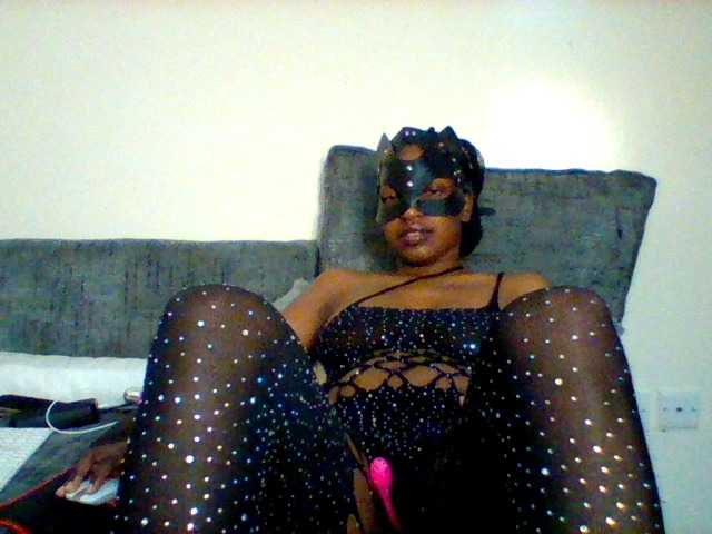 Sexyred-4 live cam on BongaCams