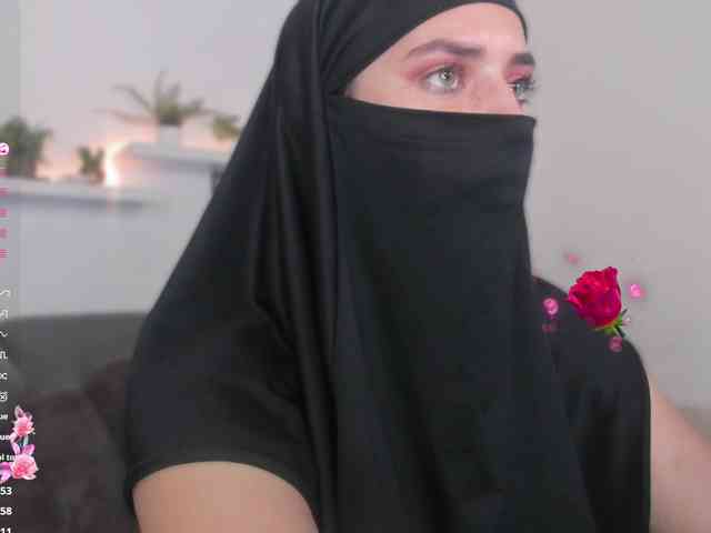 该模特正在直播。 salma-arabic