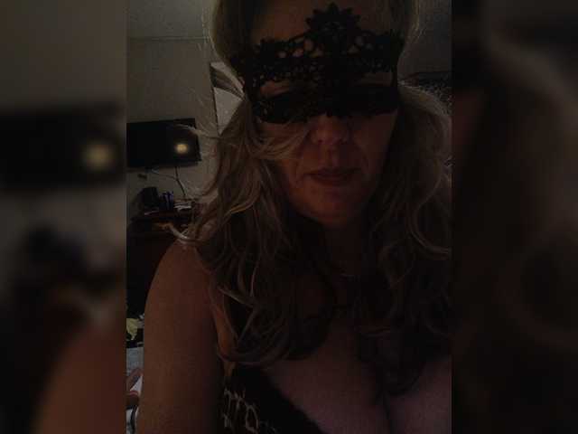 Sisinkaa4422 live cam on BongaCams