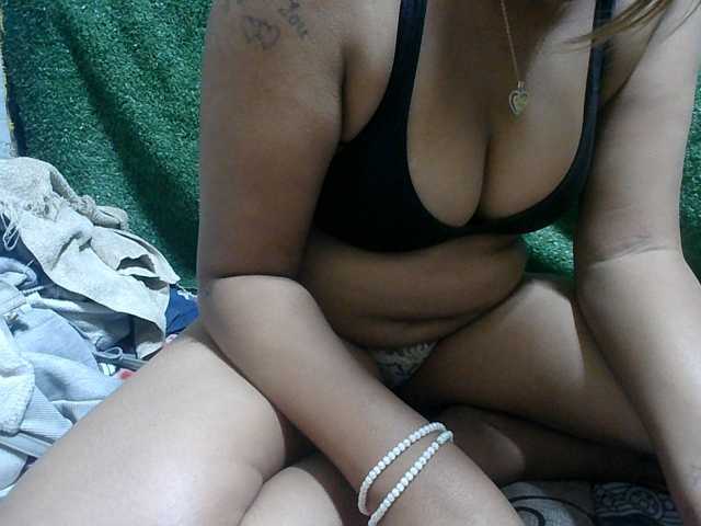 le modèle Lutricia est en webcam porno dans un show sur le site bongacams, il possède les tags suivants: Ebony,Brunette,Hairy