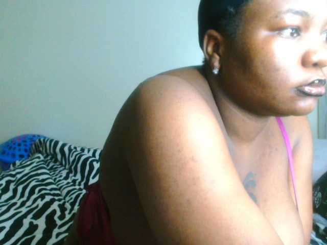 le modèle bustymelons69 est en webcam porno dans un show sur le site bongacams, il possède les tags suivants: Ebony,Brunette,Trimmed