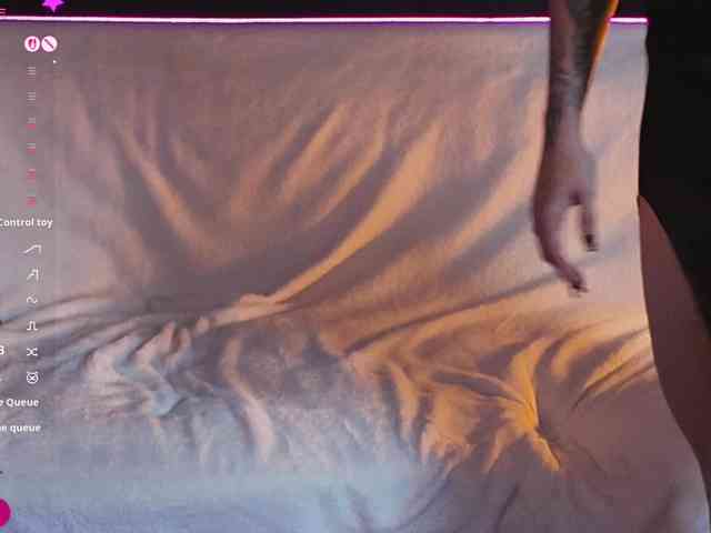 LilyBellee webcam