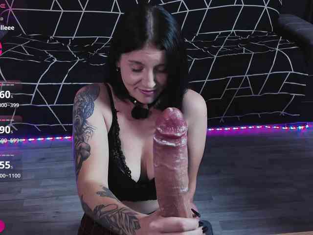 LilyBellee webcam