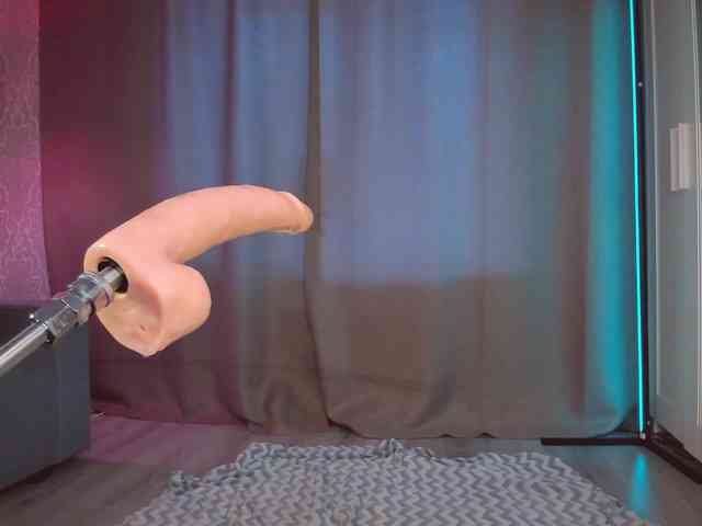 This model is live right now. Juicy-Vikki