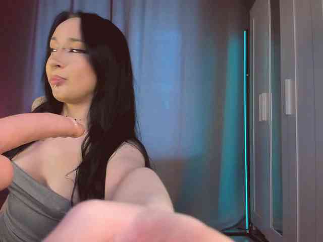 该模特正在直播。 Juicy-Vikki
