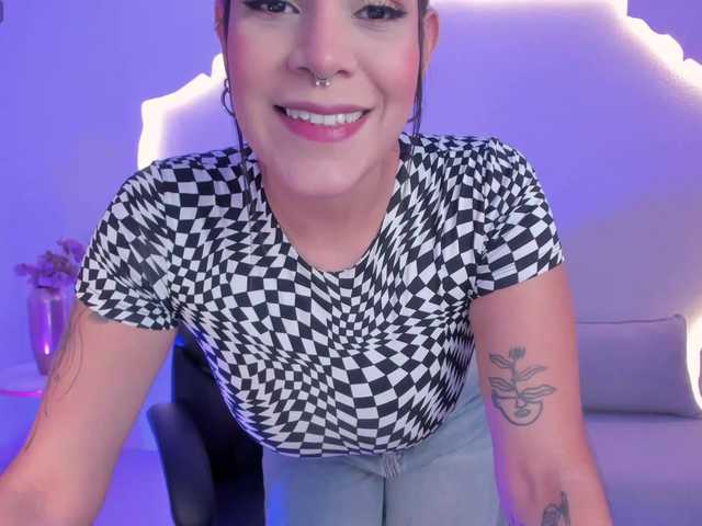 SarahYates live cam on BongaCams