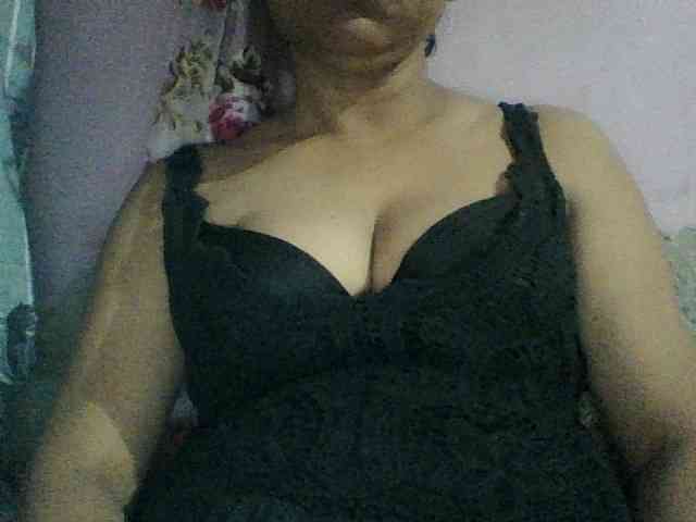royelpari Live Webcam on BongaCams