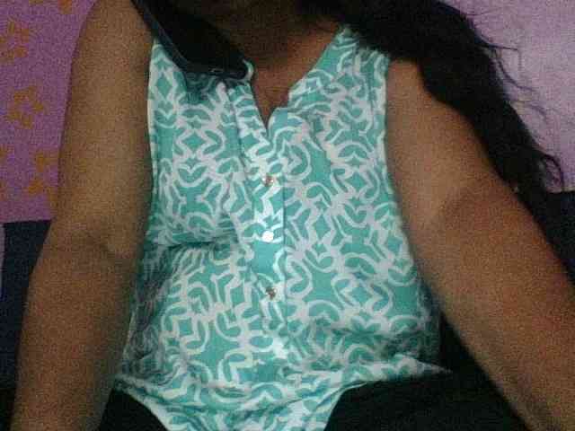 royelpari Live Webcam on BongaCams