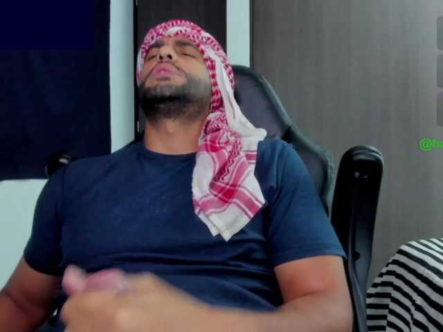 Handsoman11 — live male cam