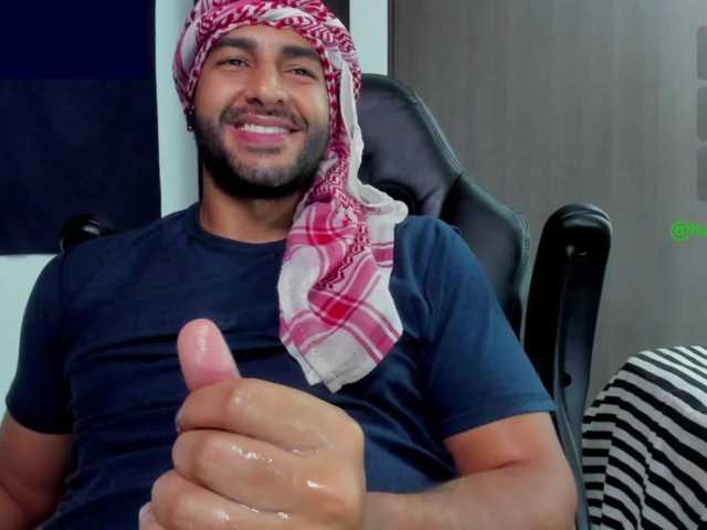 Handsoman11 — live male cam