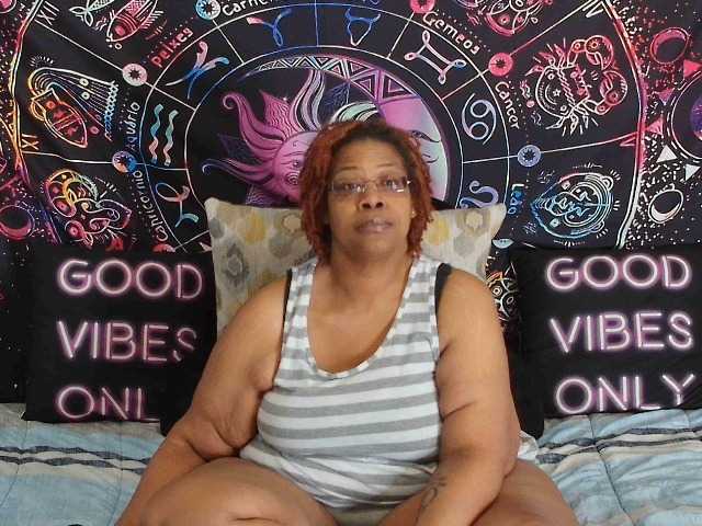 RenaeCumsAlot live webcam show