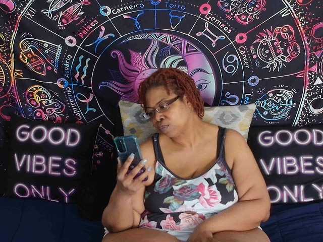 RenaeCumsAlot Live Cam on BongaCams
