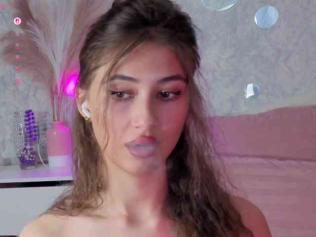 Afffiiina's cam show statistics and live stream