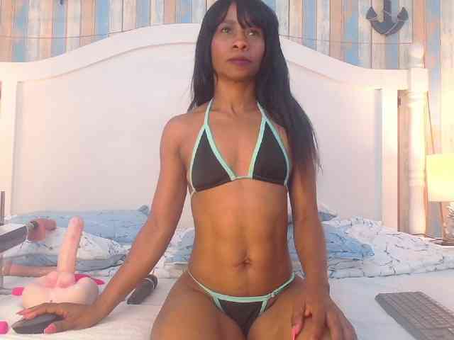 Modelo: AlikaAdul