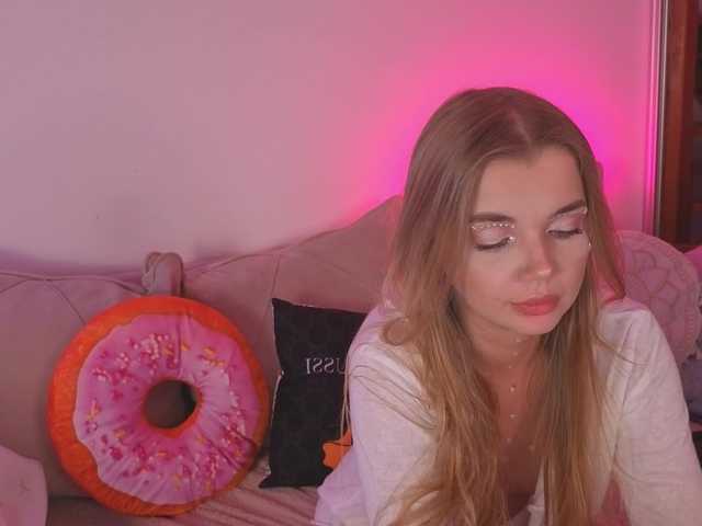 CarrieBradshaww live cam preview