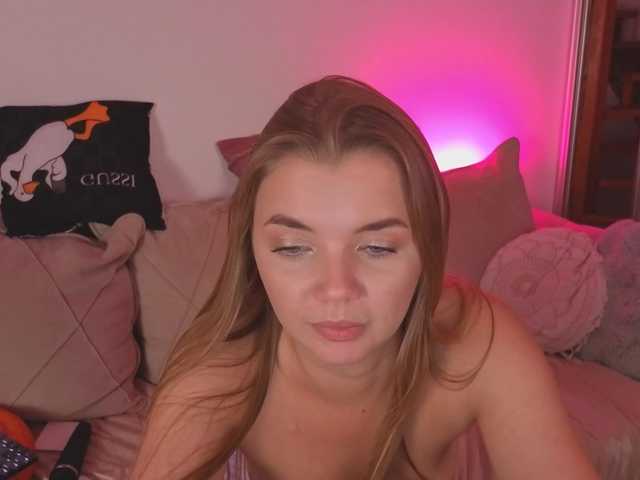 CarrieBradshaww live cam preview
