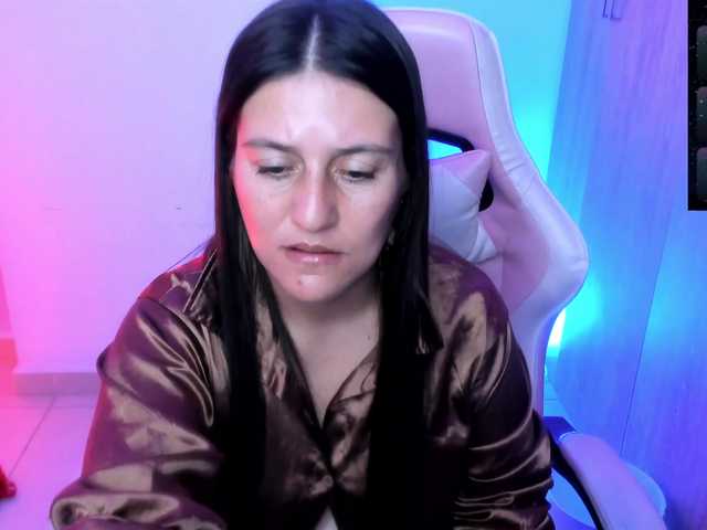 Saskyaajohnson live cam on BongaCams