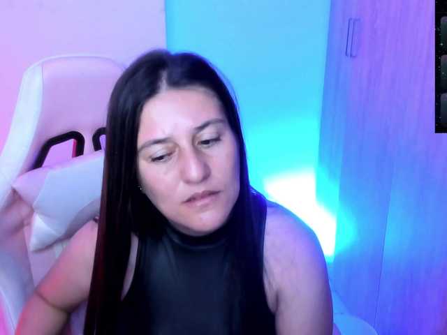 Saskyaajohnson live cam on UnifiedCams