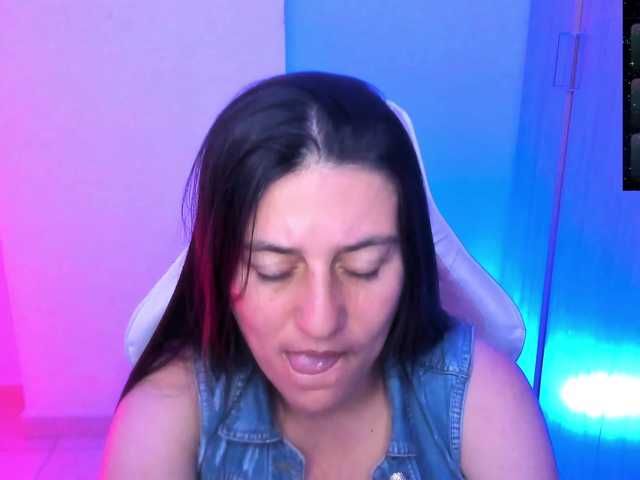 Saskyaajohnson live cam on BongaCams