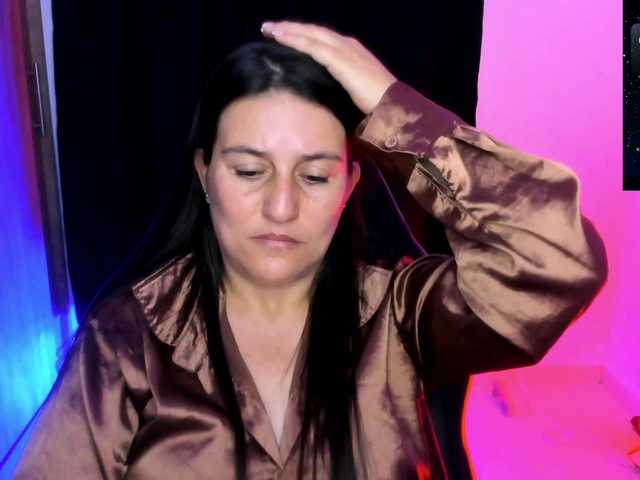 Saskyaajohnson live cam on BongaCams