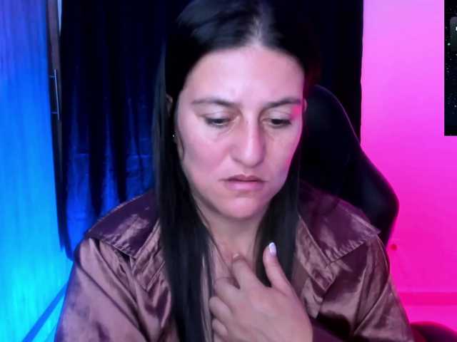 Saskyaajohnson live cam on BongaCams