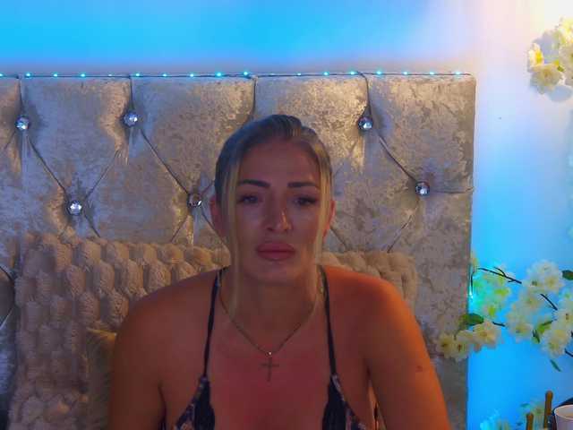 Izabelle02 live cam on BongaCams