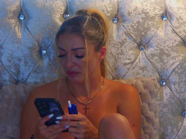 Izabelle02 live cam on BongaCams