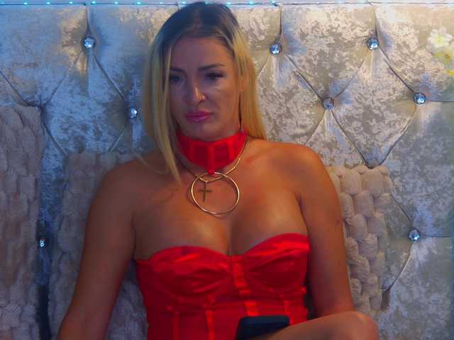 Izabelle02 live cam on BongaCams