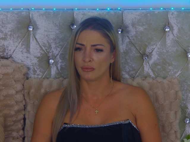 Izabelle02 live cam on BongaCams